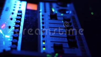 专业音响设备，用于混合和录制舞蹈俱乐部夜间派对上的音乐。 音乐设备和DJ控制台